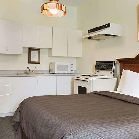 Days Inn By Wyndham Toronto East Beaches Екстер'єр фото