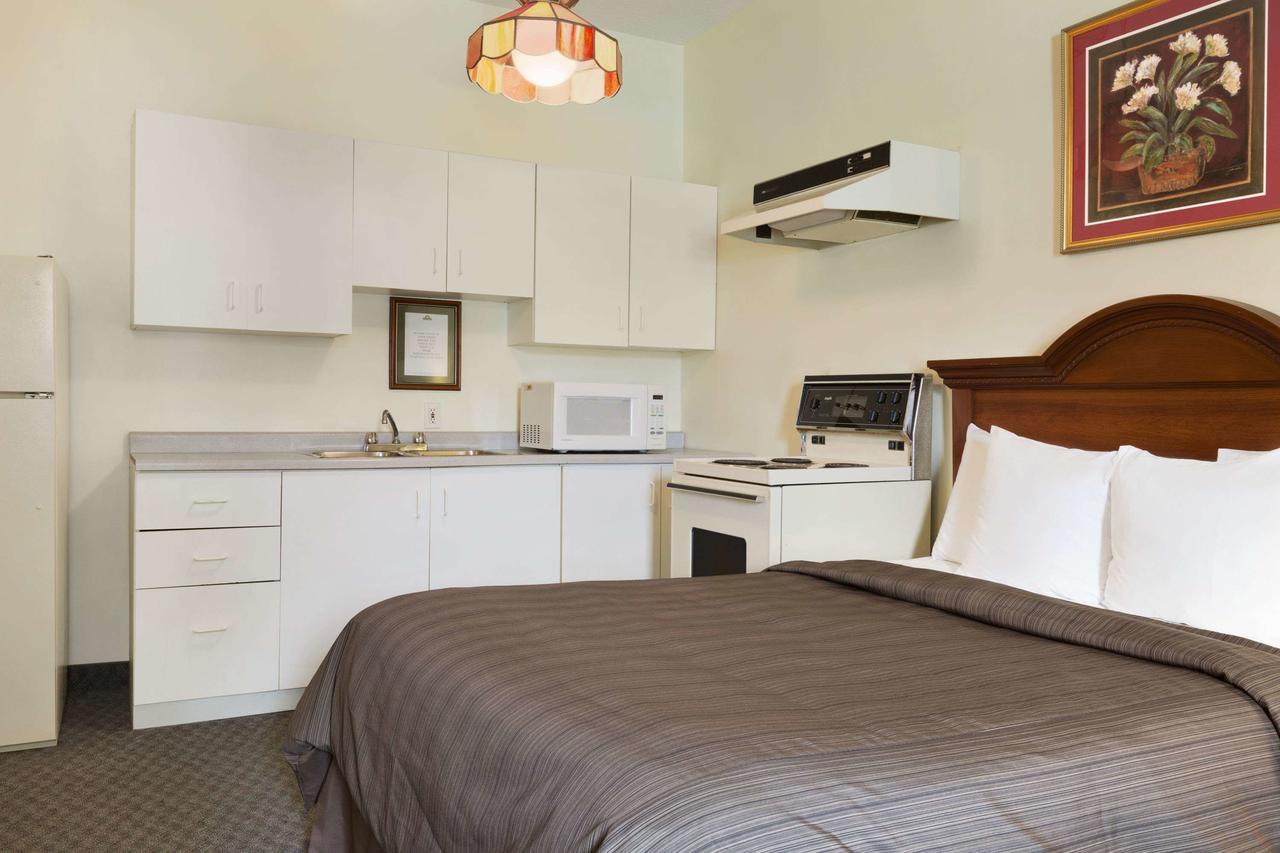 Days Inn By Wyndham Toronto East Beaches Екстер'єр фото