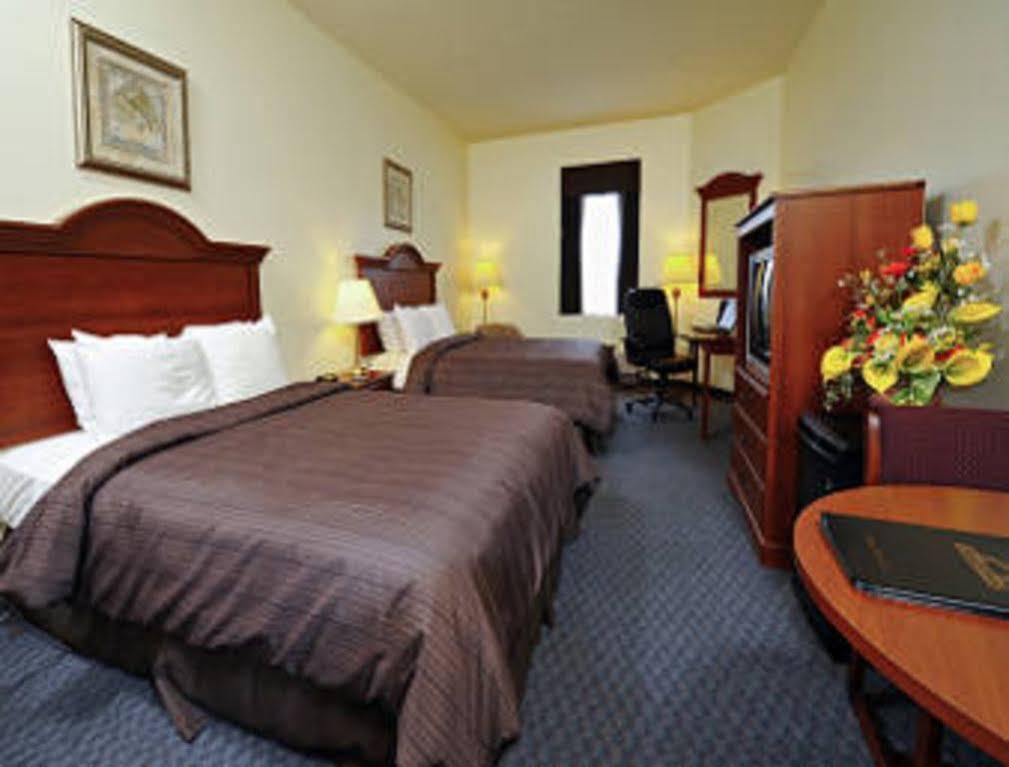 Days Inn By Wyndham Toronto East Beaches Екстер'єр фото