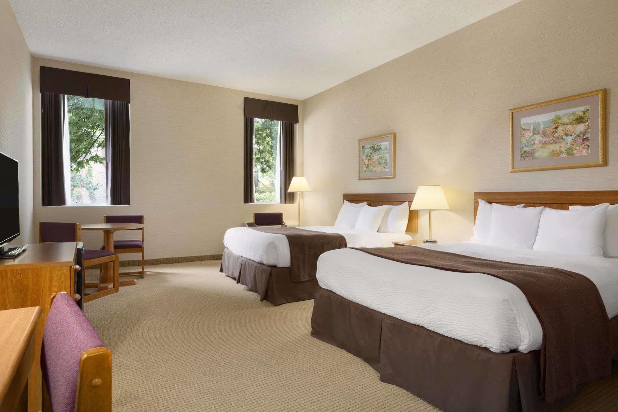 Days Inn By Wyndham Toronto East Beaches Екстер'єр фото