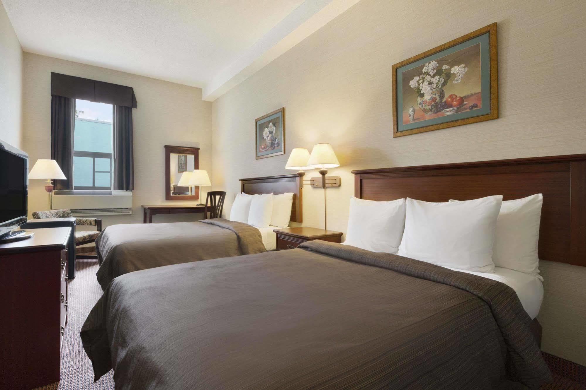 Days Inn By Wyndham Toronto East Beaches Екстер'єр фото