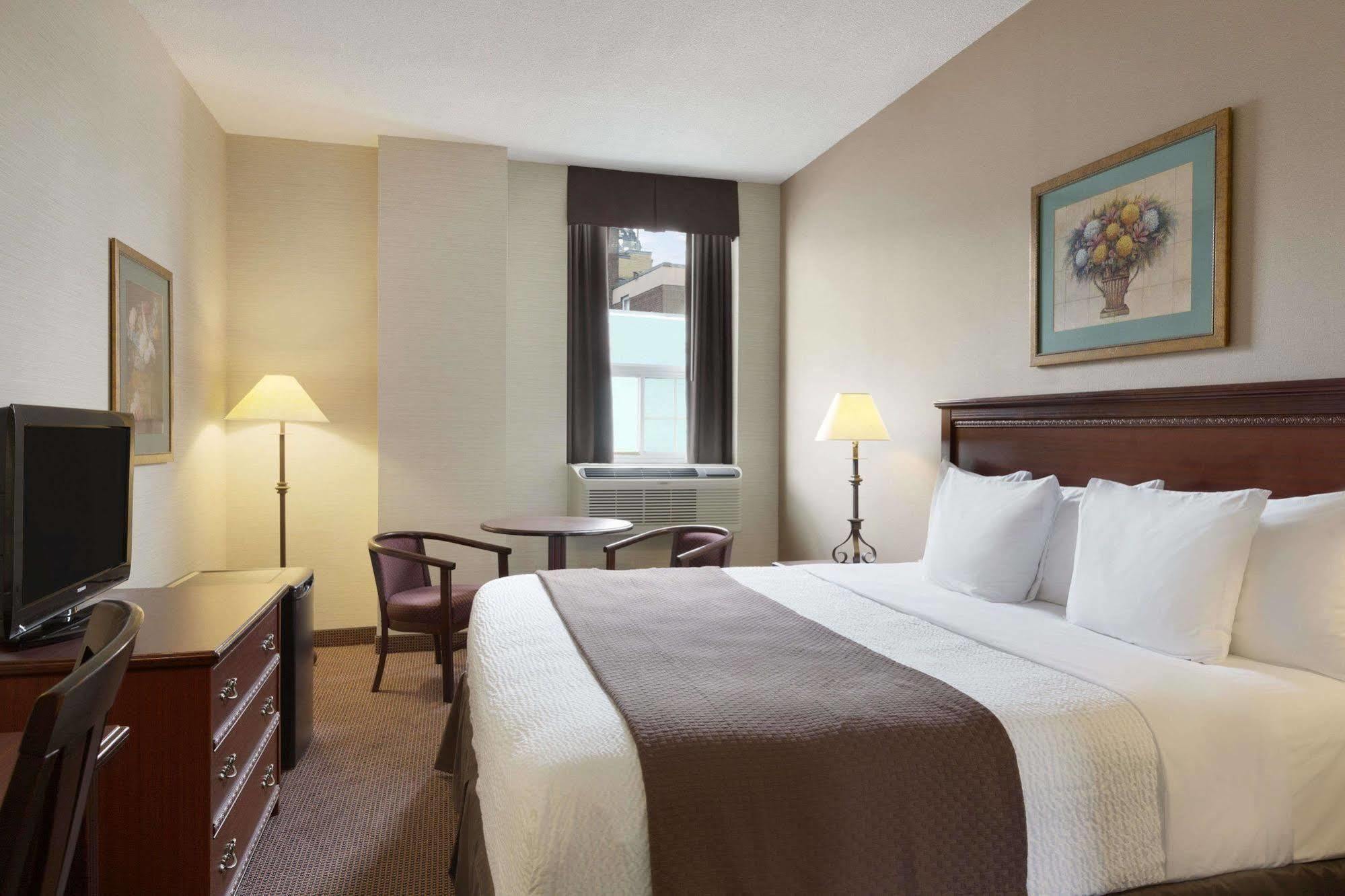 Days Inn By Wyndham Toronto East Beaches Екстер'єр фото