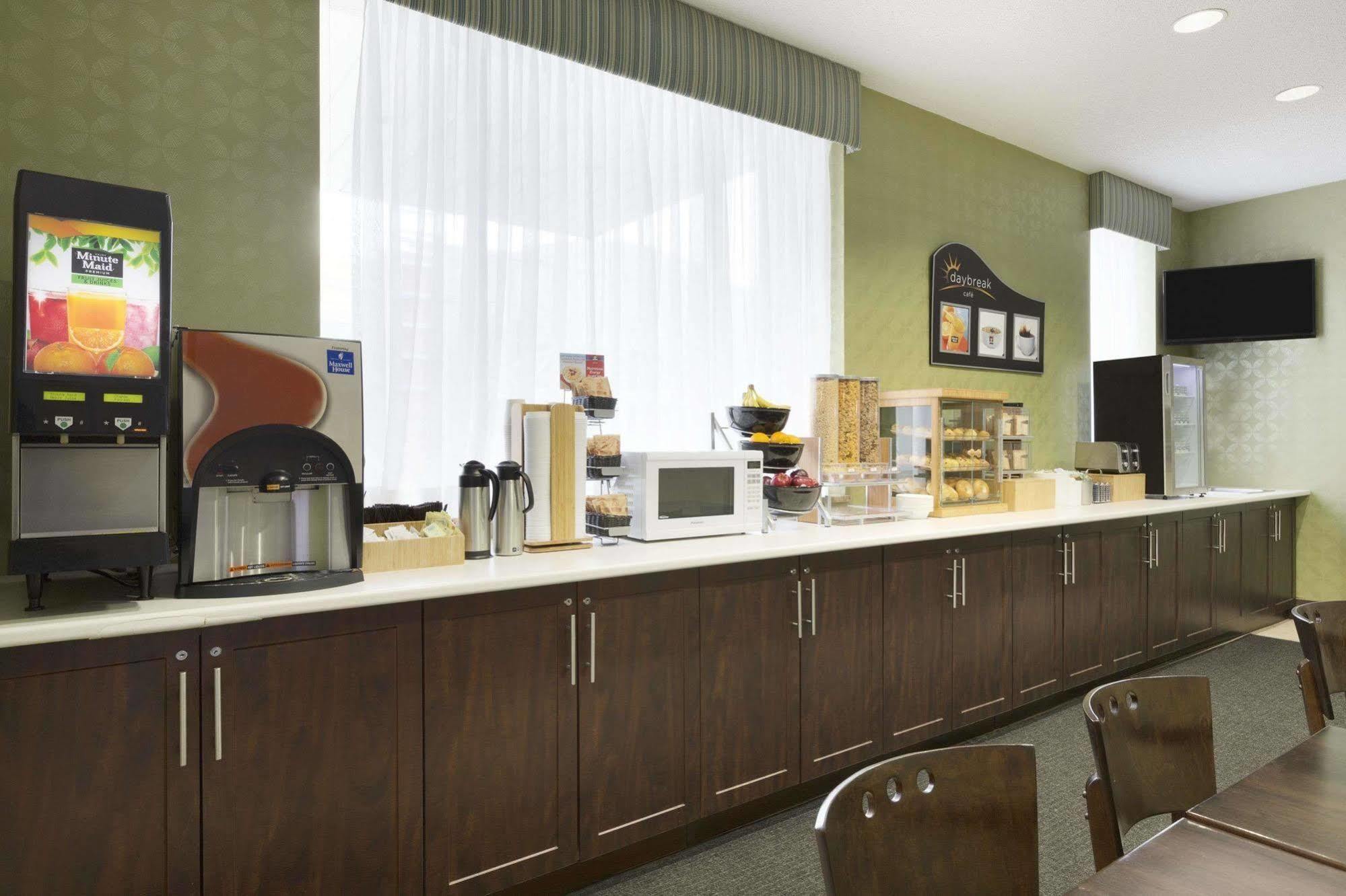 Days Inn By Wyndham Toronto East Beaches Екстер'єр фото