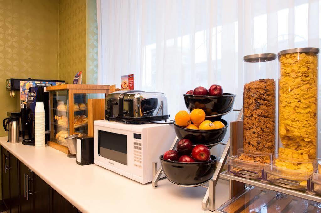 Days Inn By Wyndham Toronto East Beaches Екстер'єр фото